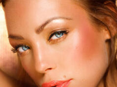 Il make up che risalta l’abbronzatura