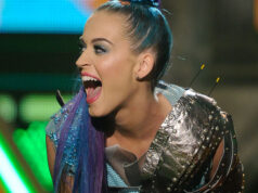 Katy Perry scatenata, beve birra e si butta dal bancone di un bar