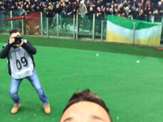 Francesco Totti festeggia la doppietta al derby con un selfie sotto la Curva Sud