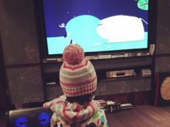 Mario Balotelli guarda Peppa Pig con Pia, il suo unico amore