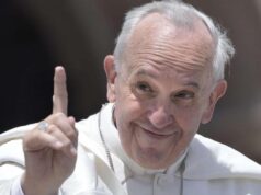 I paletti del Papa sulla libertà di espressione: “Pugno a chi offende mia madre”