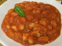 Pignatiello di gnocchi con provola e basilico