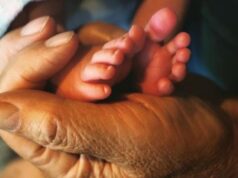 Elisabetta Canalis posta uno scatto di nonno e nipotina