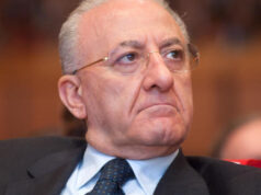 M5S, De Luca dimettiti. Proteste e caos per il Presidente campano