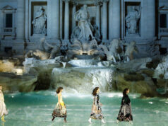 Fendi, la fontana di Trevi passerella per il brand italiano fendi az magazine