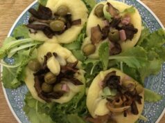 Formaggio sfizioso con funghi, prosciutto e olive