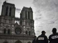Notre-Dame, dottorando in giornalismo ferisce agente in nome dell’Isis