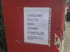 Pordenone, scritta shock sui cassonetti dei rifiuti: “Lasciare pulito, non siamo a Napoli”